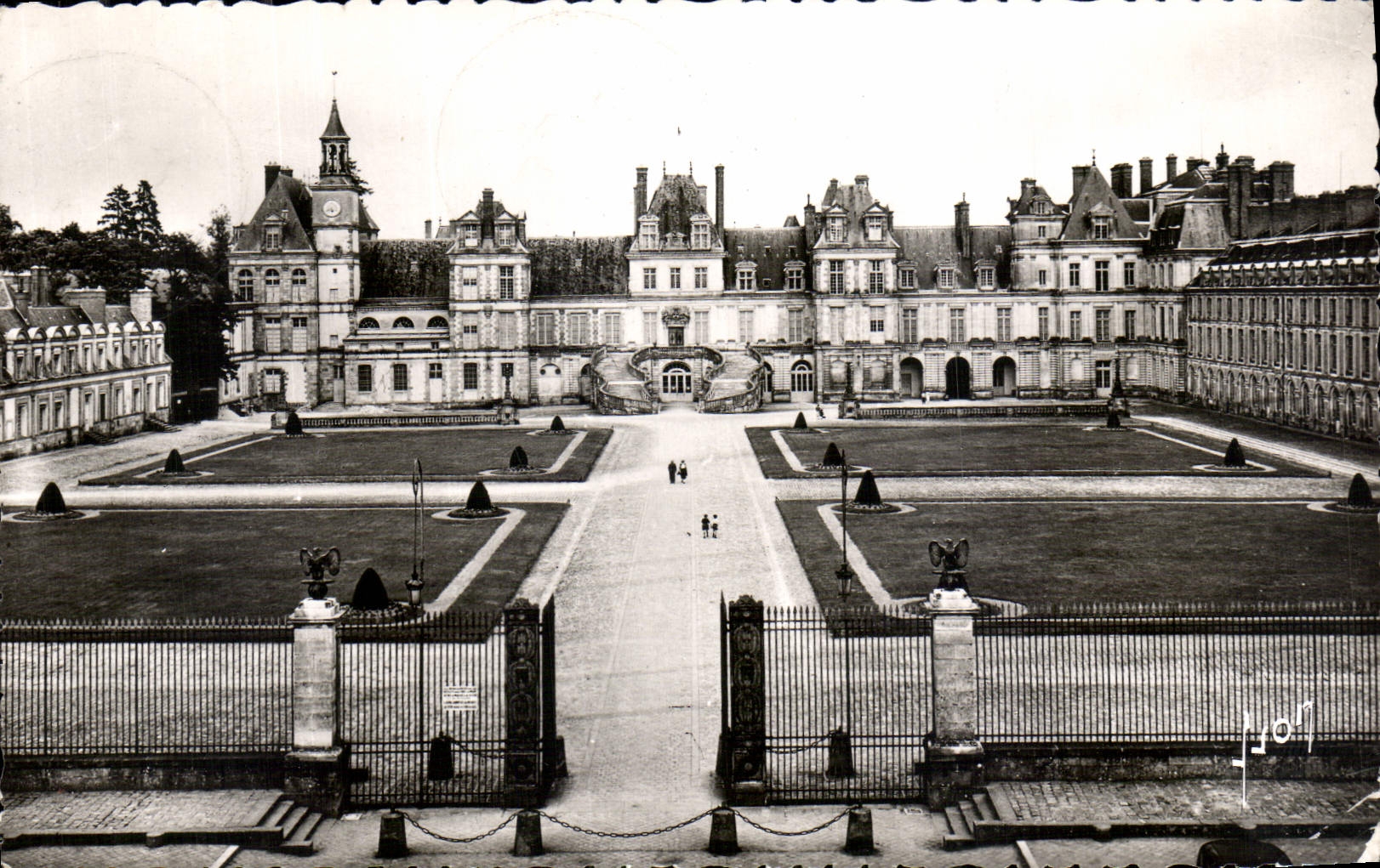 CPA Fontainebleau S et M Le Palais Cour des Adieux 