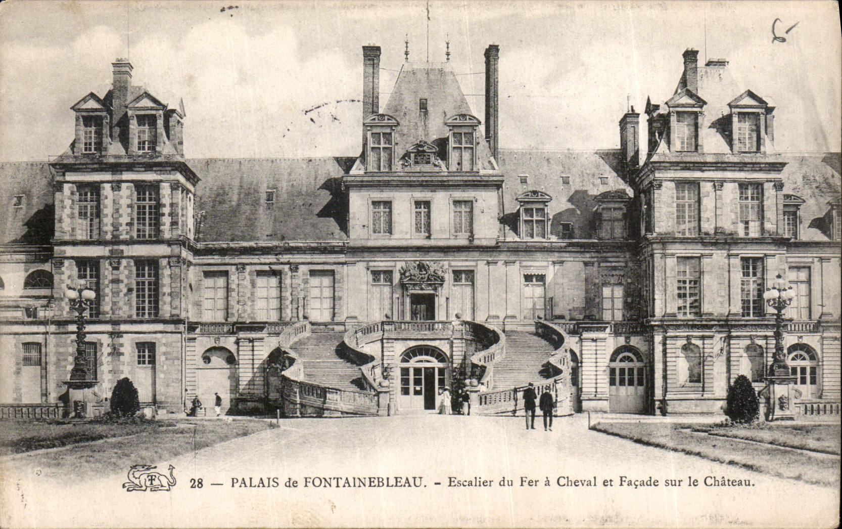 CPA Palais de Fontainebleau Escalier du Fer a Cheval et facade sur le Chateau 