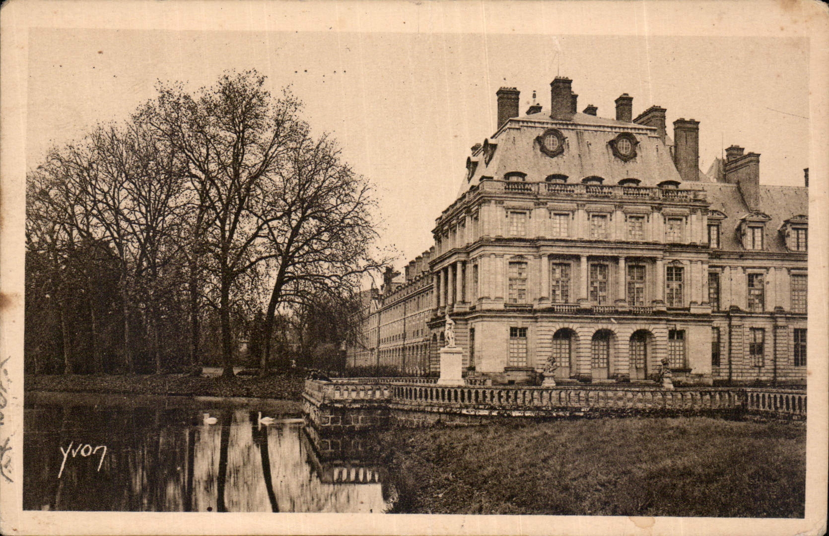 CPA La Douce France Palais de Fontainebleau Aile Louis XV