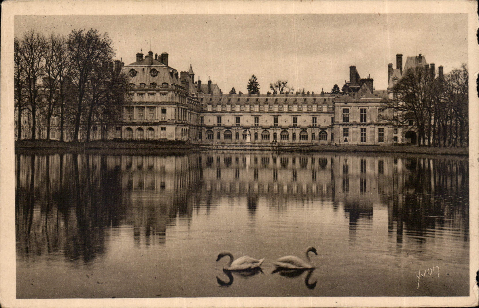 CPA La Douce France Fontainebleau S et M facade du Palais vue de l'Etang des Carpes 