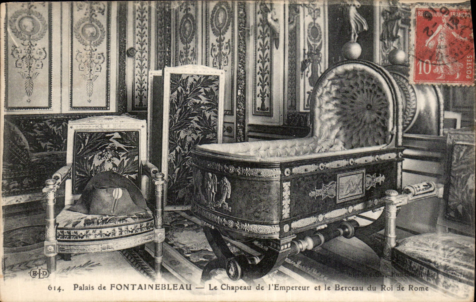 CPA Palais de Fontainebleau le Chapeau de l'empereur et le Berceau du Roi de Rome 