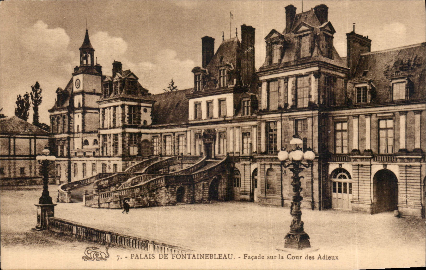 CPA Palais de Fontainebleau Facade sur la Cour des Adieux 