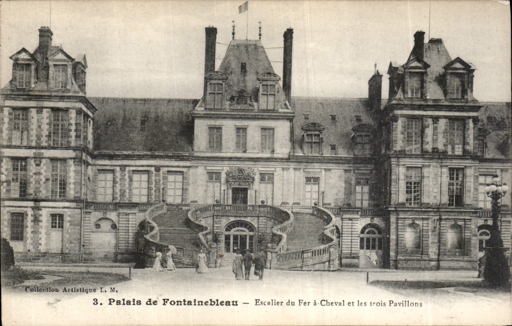 CPA Palais de Fontainebleau Escalier du Fer a cheval et les trois Pavillons 