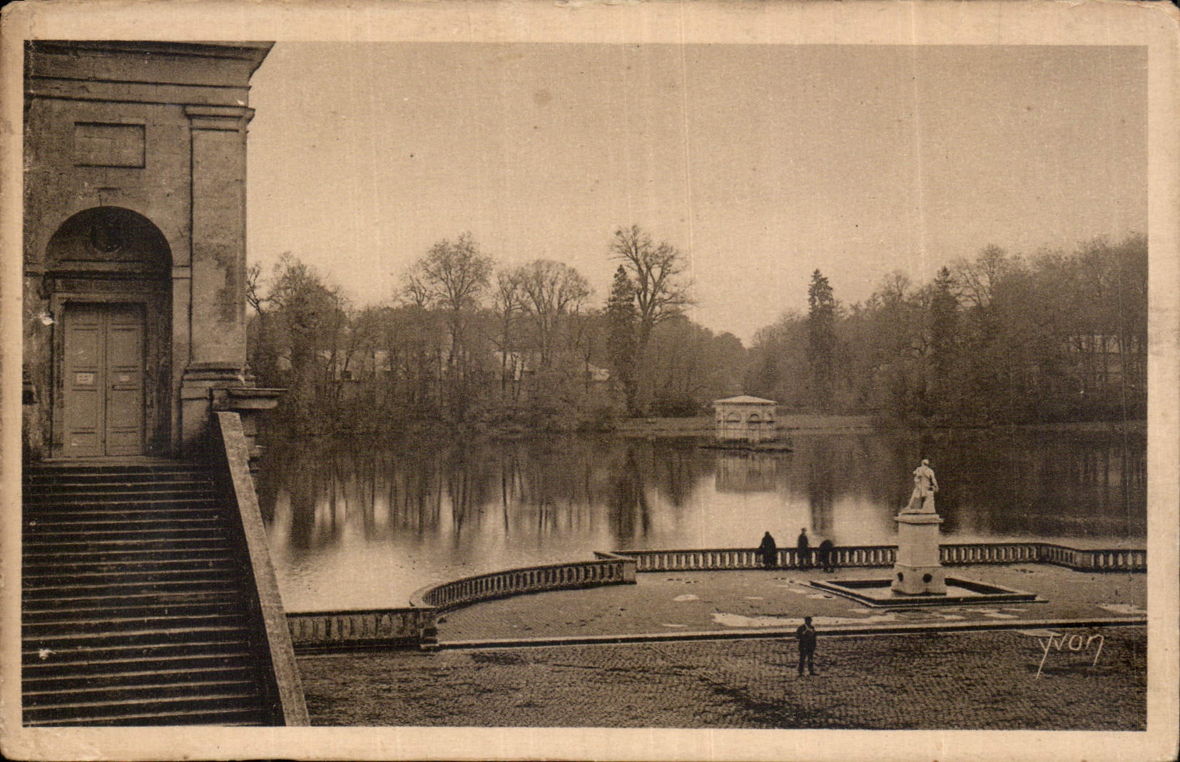 CPA La Douce France Palais de Fontainebleau L'Etang des Carpes 
