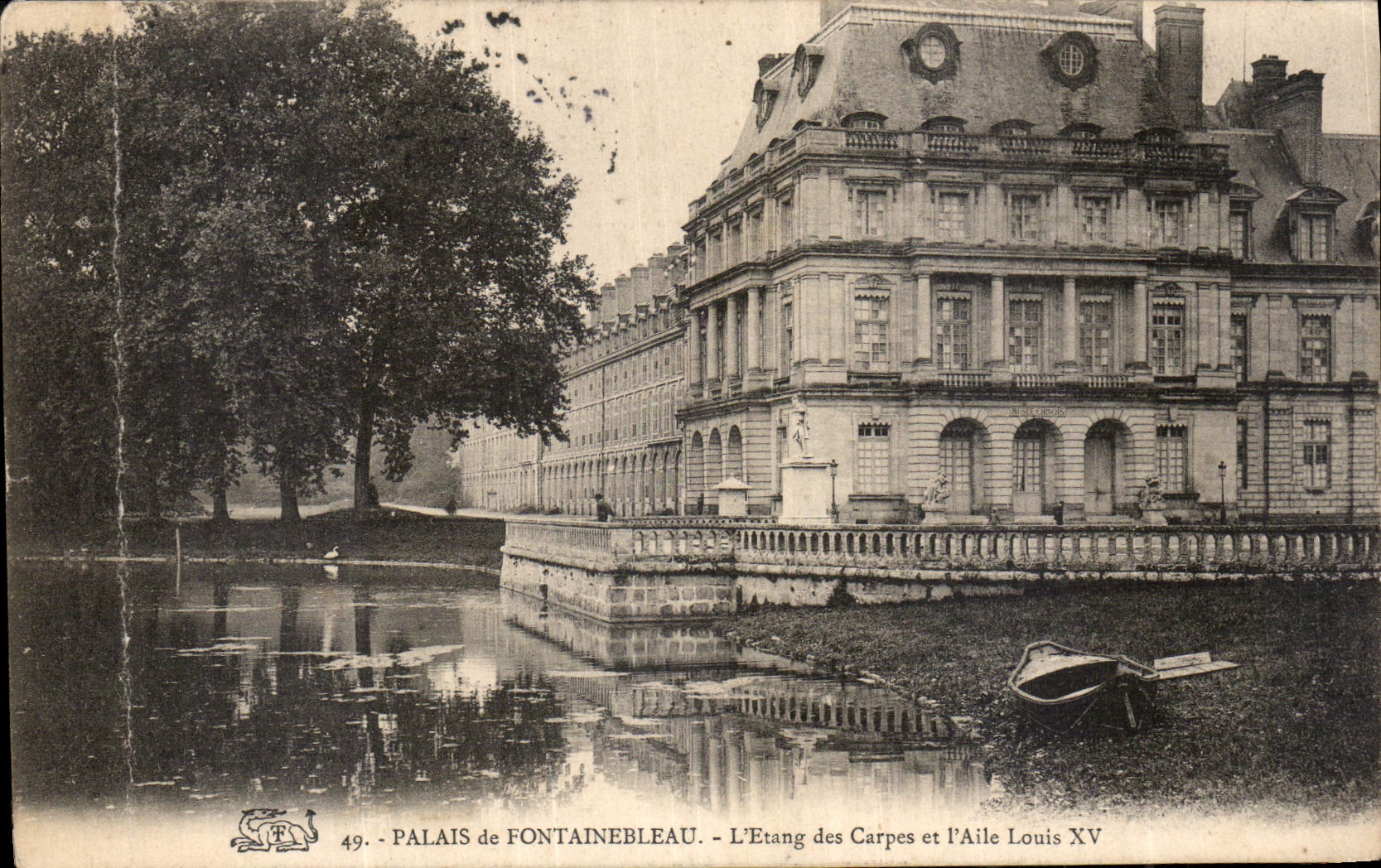 CPA Palais de Fontainebleau L'Etang des Carpes et L'Aile Louis XV 