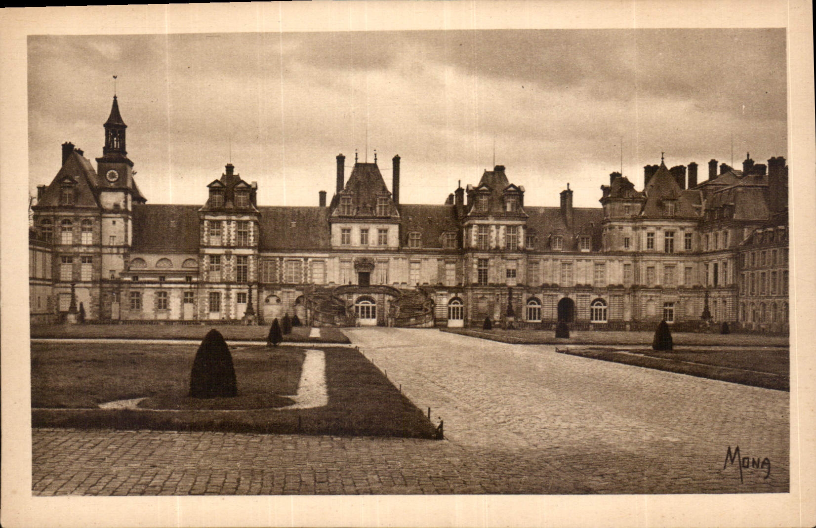 CPA Les Petit tableaux de L'Ile de France Palais de Fontainebleau Facade sur la Cour ndu Cheval Blan