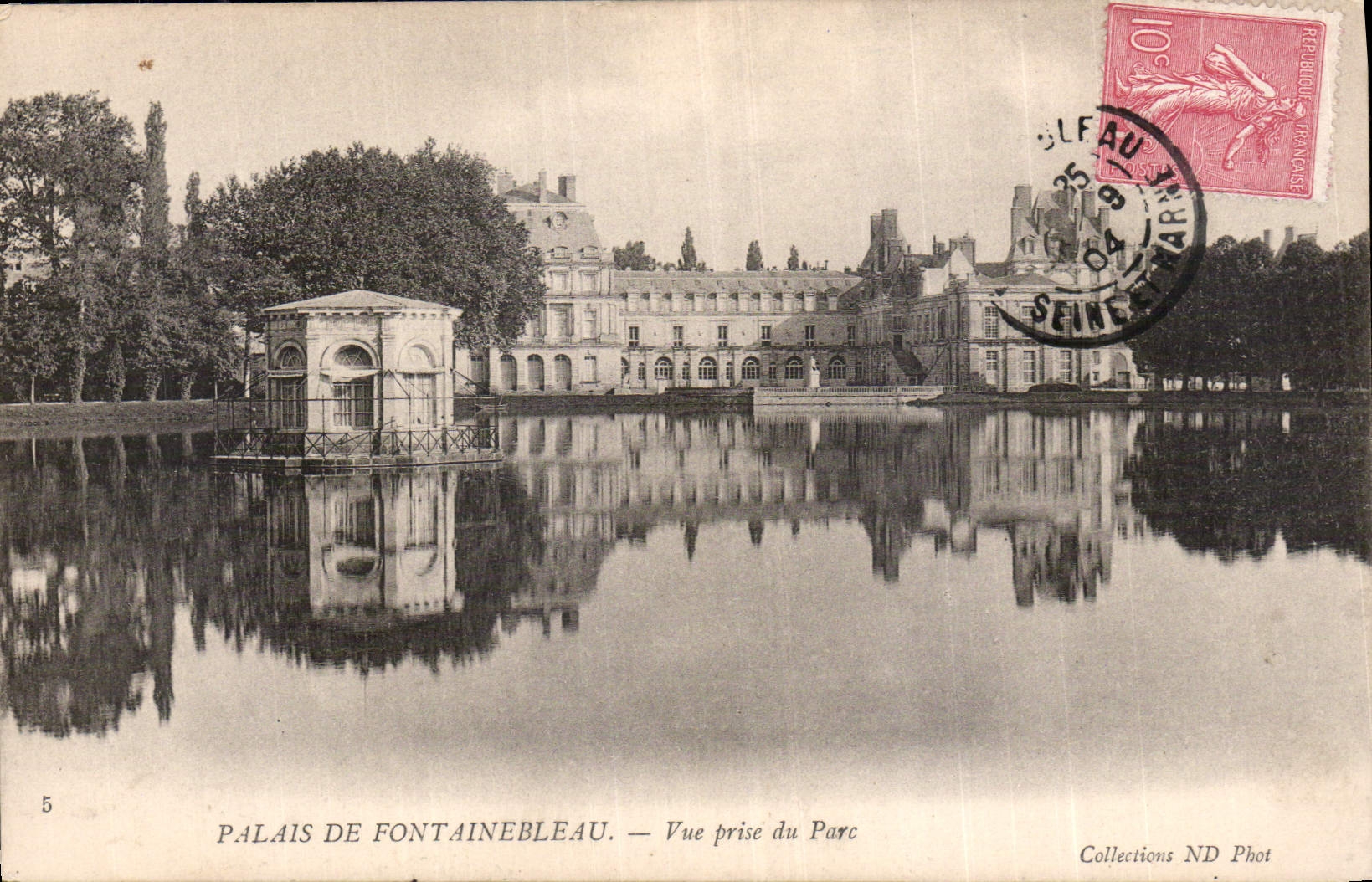 CPA Palais de Fontainebleau Vue prise du Parc 
