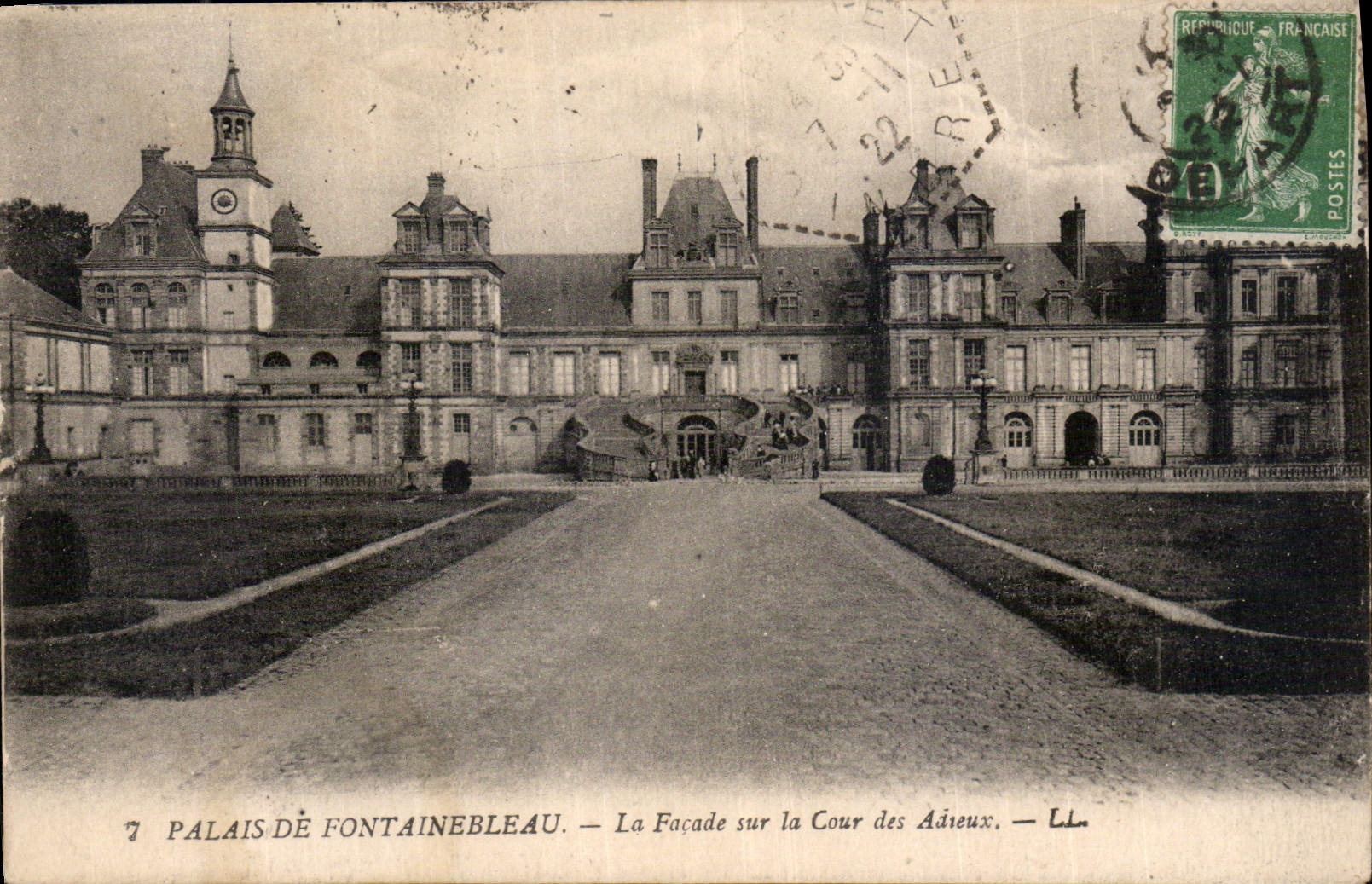 CPA Palais de Fontainebleau La Facade sur la Cour des Adieux 