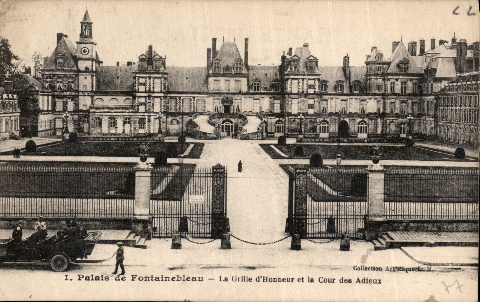 CPA Palais de Fontainebleau La Grille d'Honneur et la Cour des Adieux 