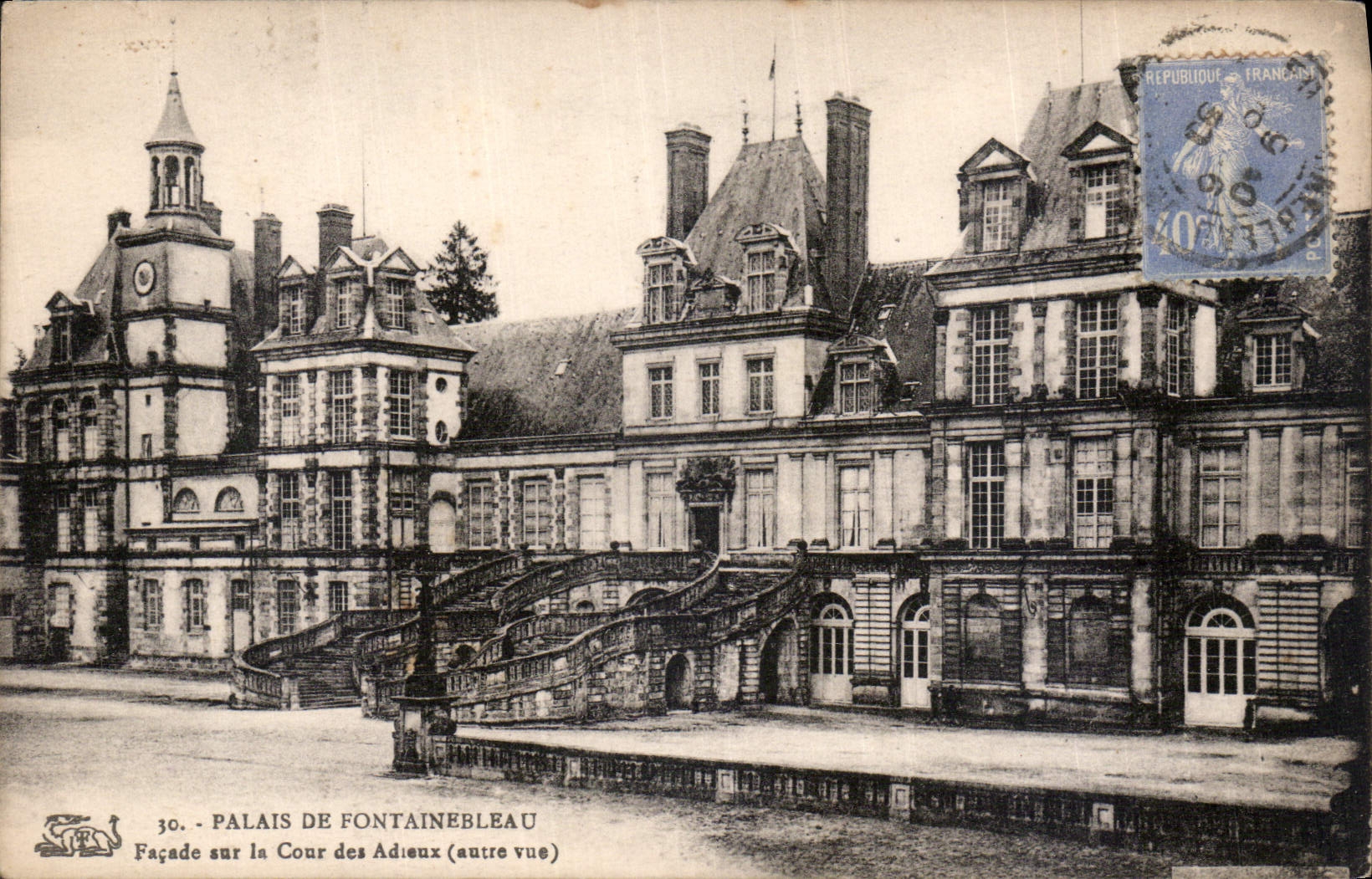 CPA Palais de Fontainebleau Facade sur la Cour des Adieux 
