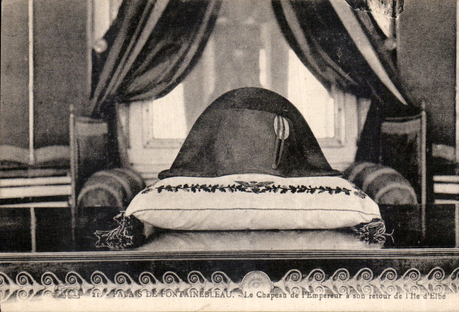 CPA Palais de Fontainebleau Le Chapeau de L'Empereur a son retour de L'Ile d'Elbe Napoleon 1er