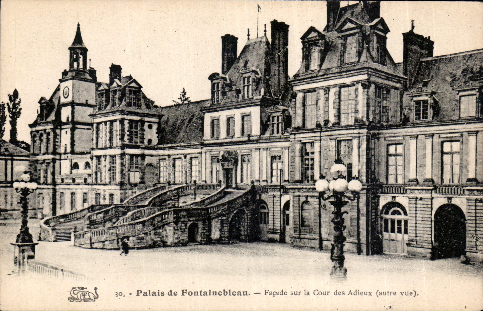 CPA Palais de Fontainebleau Facade sur la Cour des Adieux 