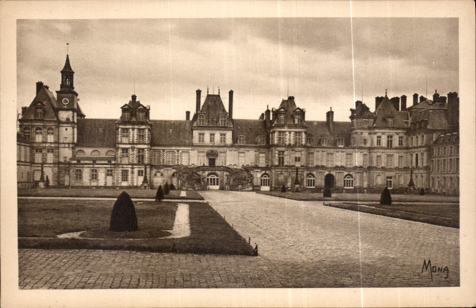 CPA Palais de Fontainebleau facade sur la cour du Cheval Blanc ou Cour des Adieux en souvenir des ad