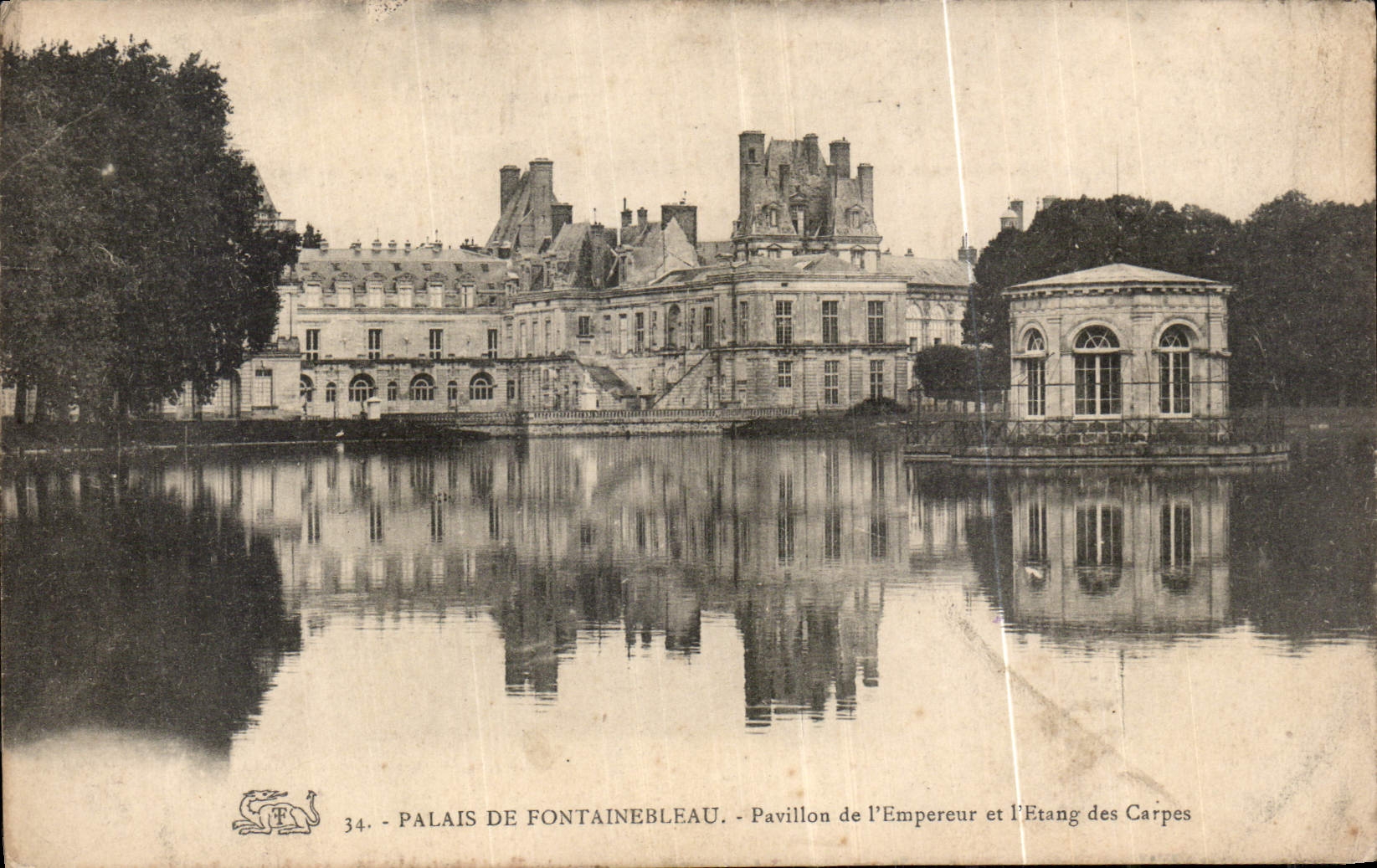 CPA Palais de Fontainebleau Pavillon de l'Empereur et l'Etang des Carpes 