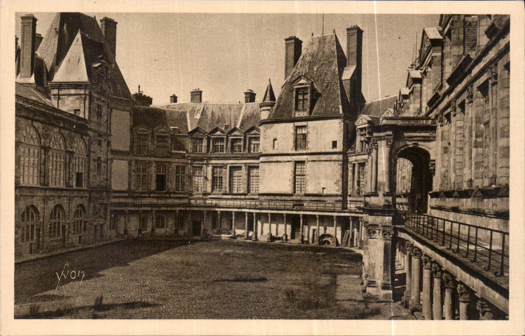 CPA La Douce France Palais de Fontainebleau cour ovale vue du Pavillon St Louis 