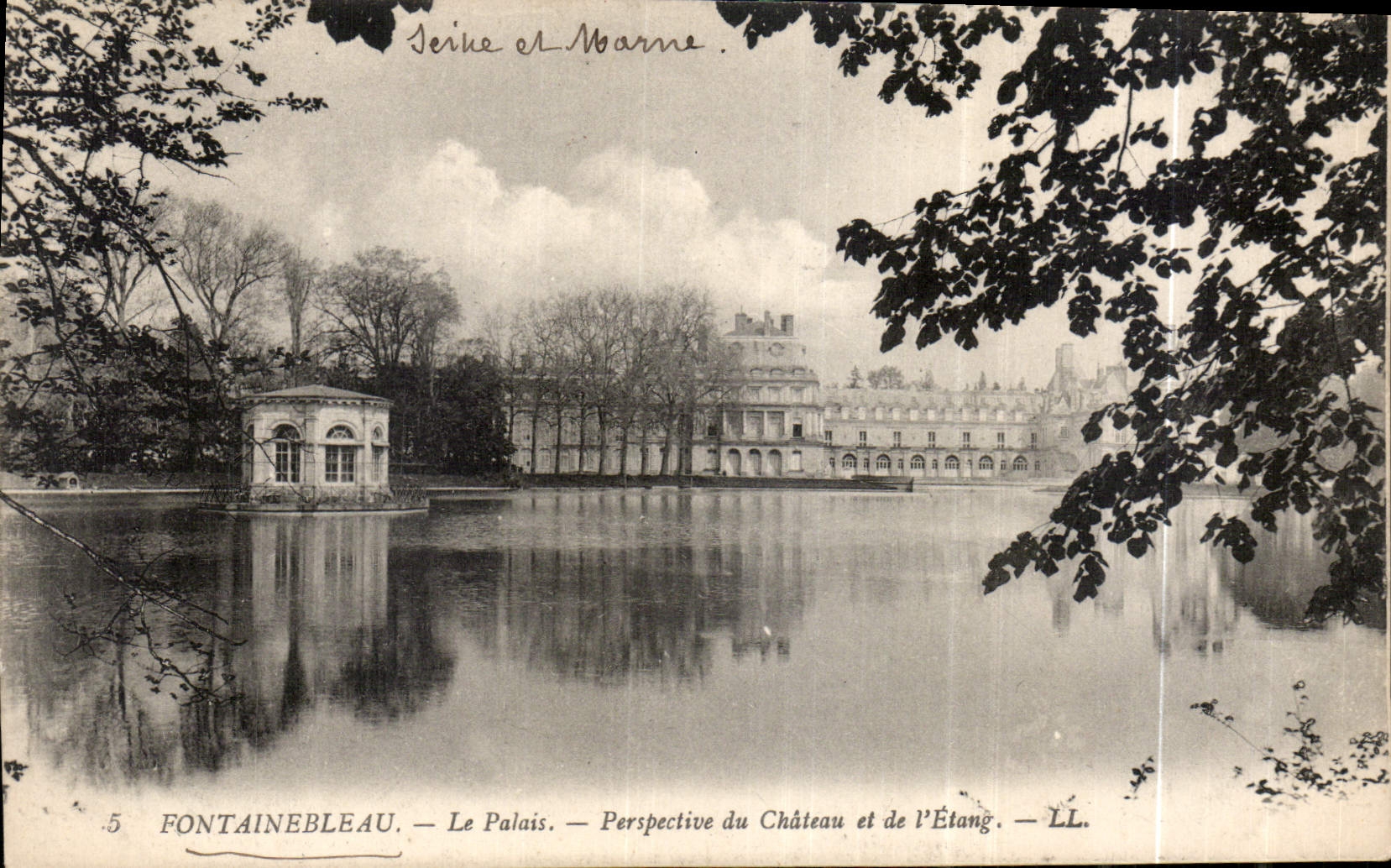 CPA Fontainebleau le Palais Perspective du Chateau et de l'Etang 
