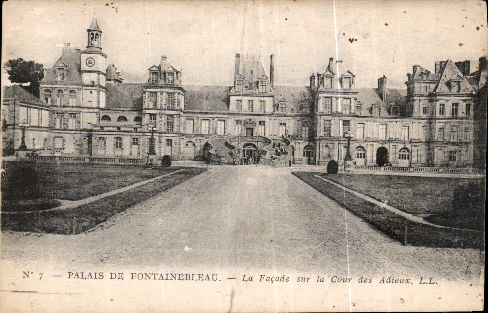 CPA Palais de Fontainebleau la Facade sur la Cour des Adieux 