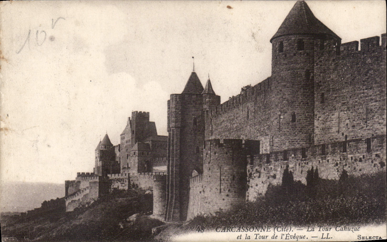 CPA Carcassonne Cite La Tour Cahuzac et la Tour de l'Eveque 