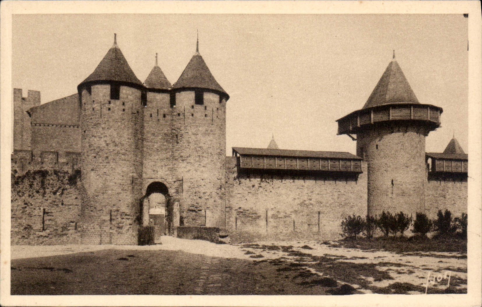 CPA Carcassonne Aude La Cite L'Entree du Chateau 