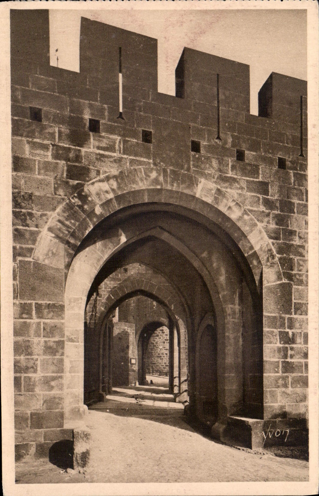 CPA La Douce France Carcassonne Aude La Cite Porte Narbonnaise Le Pont Levis 