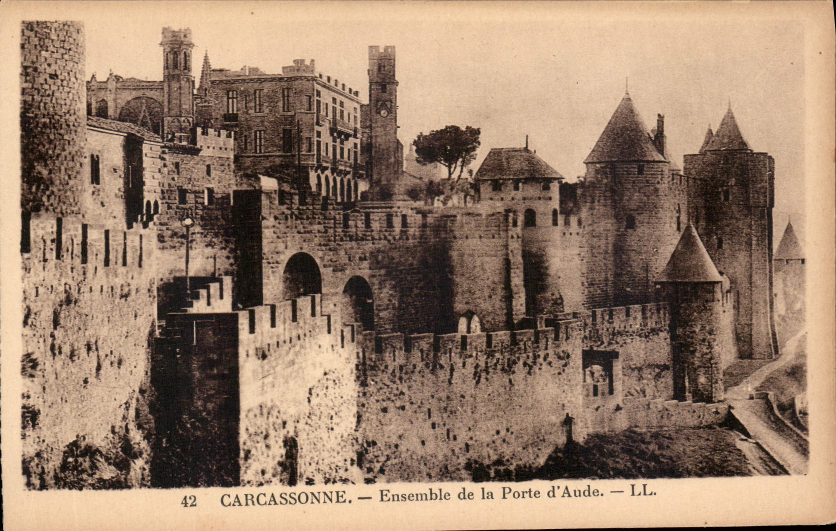 CPA Carcassonne Ensemble de la Porte d'Aude 