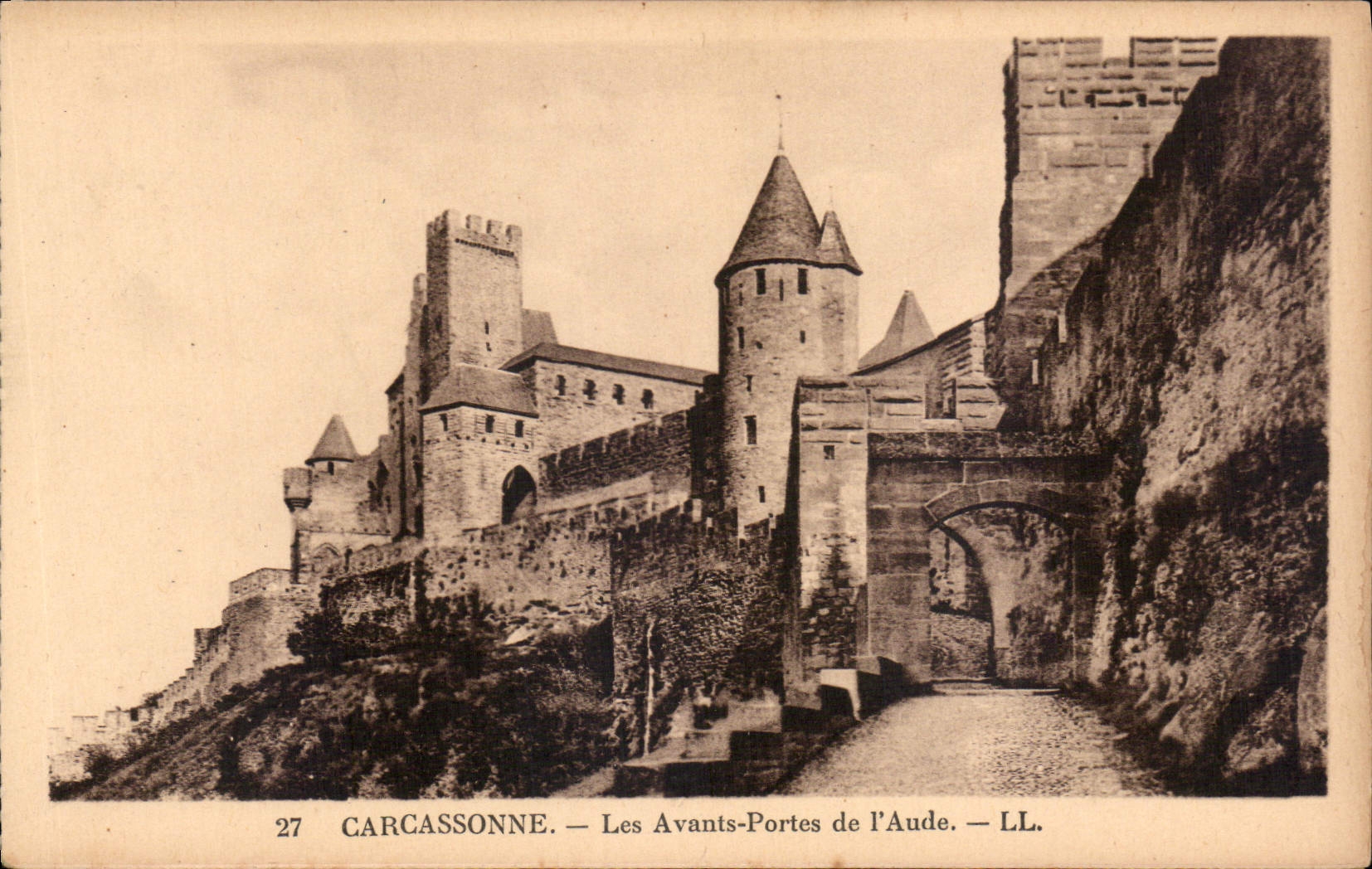 CPA Carcassonne Les Avants Portes de l'Aude 