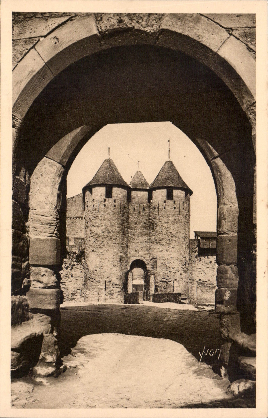 CPA La Douce France Carcassonne La Cite Entree du Chateau 