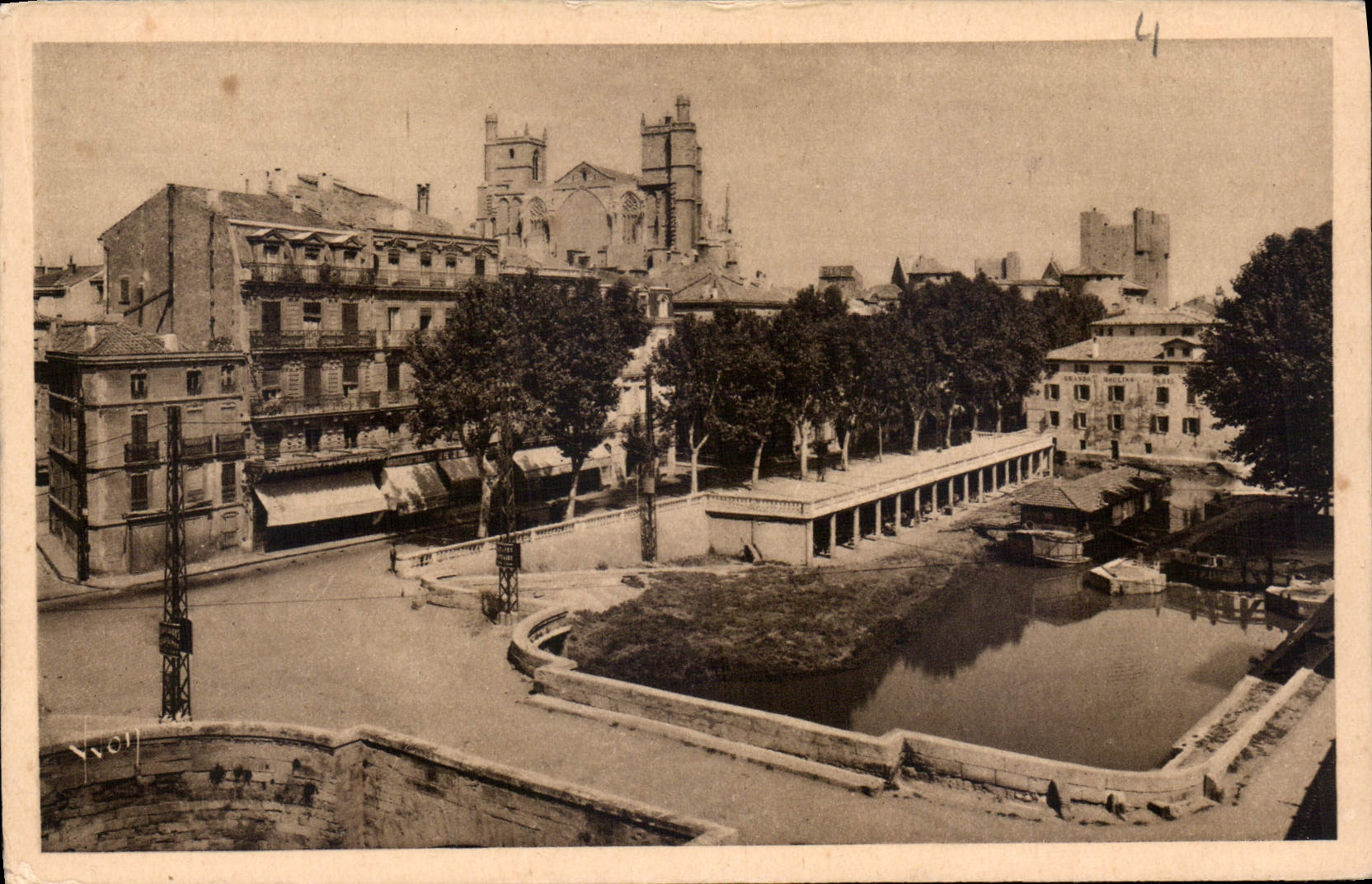 CPA La Douce France Narbonne Aude Le Canal et la Cathedrale St Just
