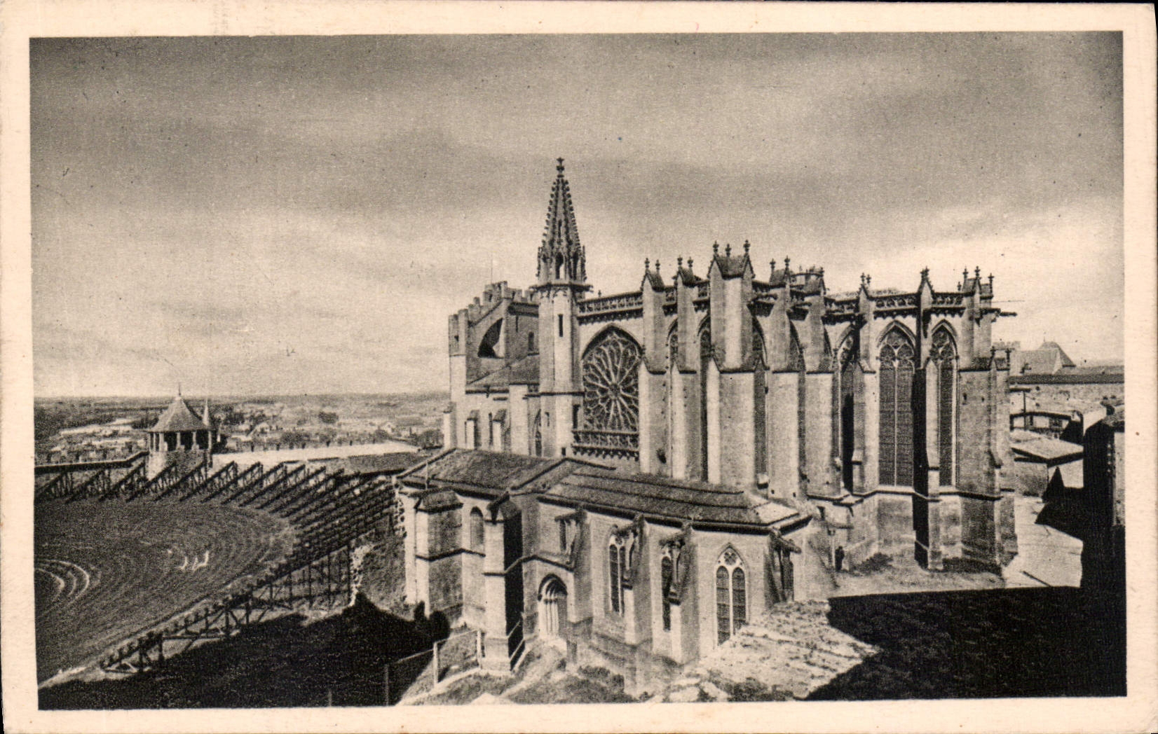 CPA Cite de Carcassonne L'Eglise St Nazaire et le Theatre 