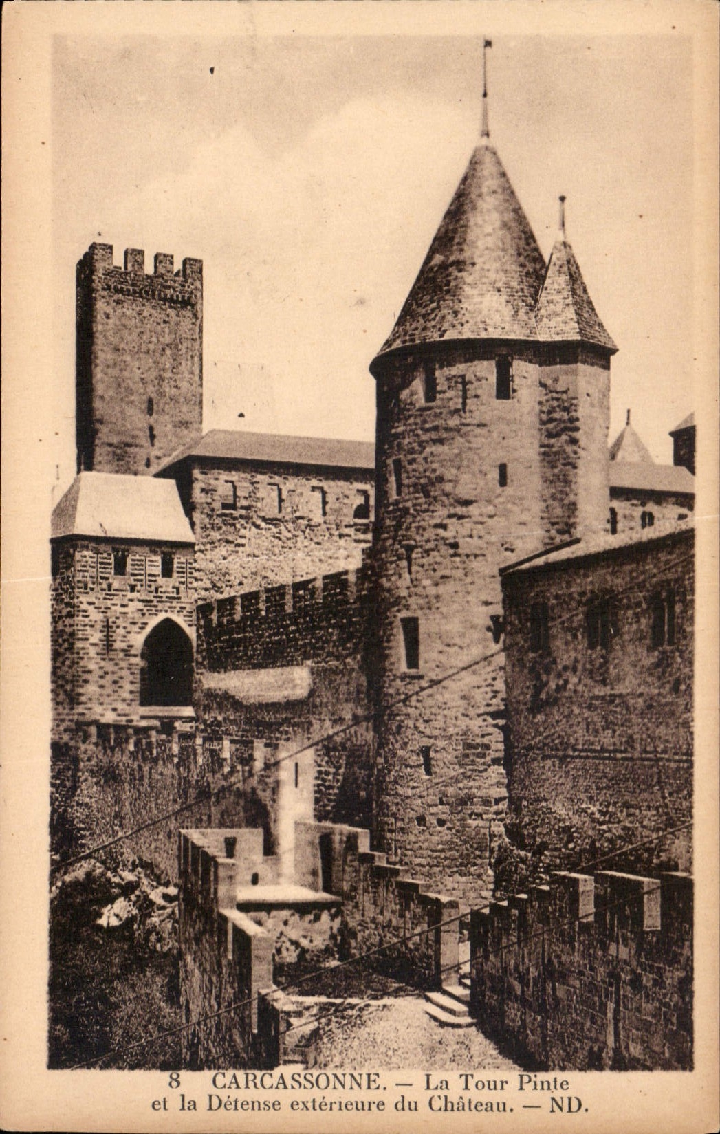 CPA Carcassonne la Tour Pinte et la Detense exterieure du Chateau