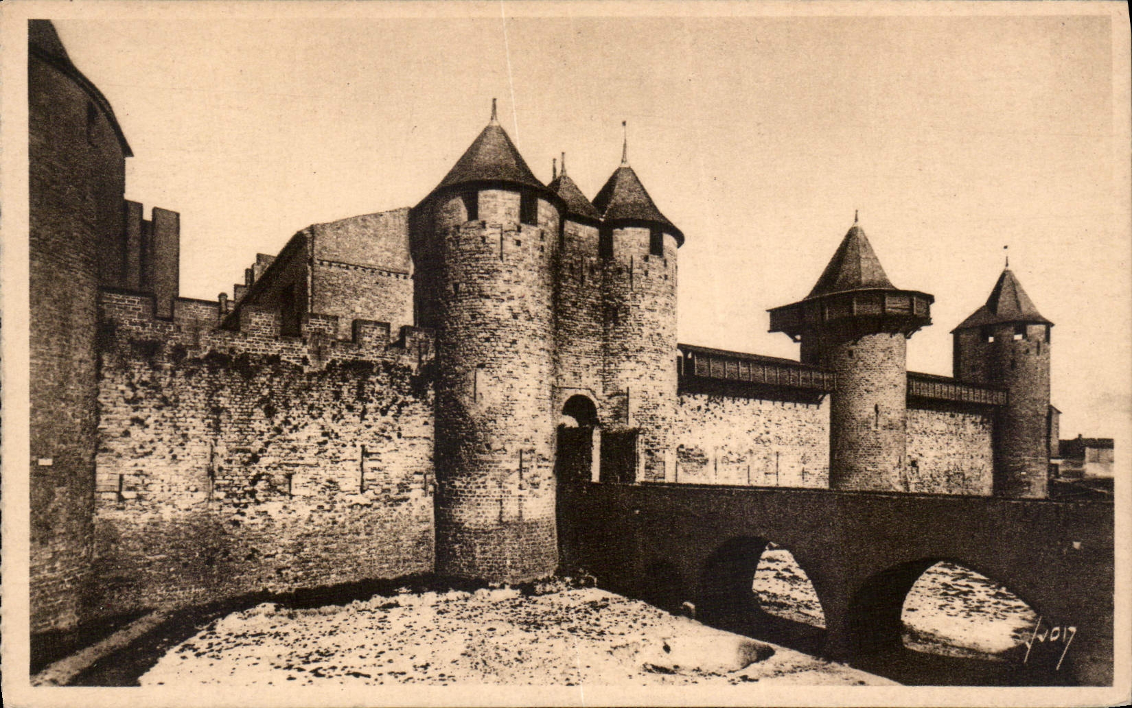 CPA Carcassonne Aude la Cite Entree du Chateau les Hourds