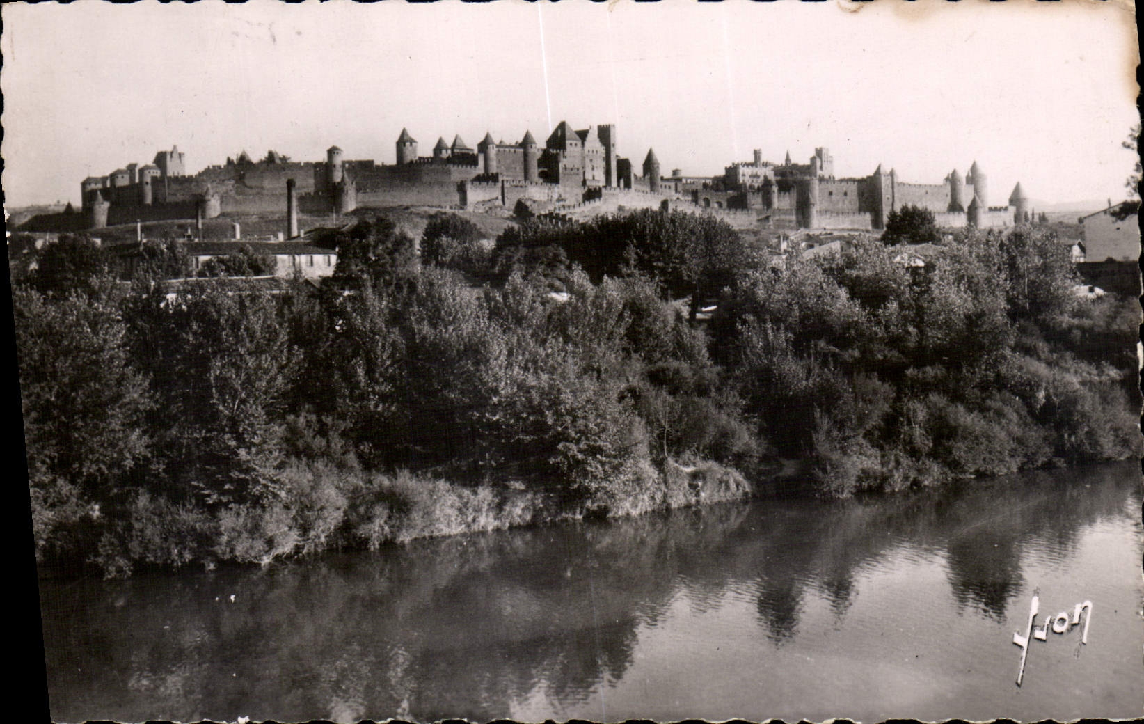 CPA Carcassonne Aude l'Aude et vue generale de la Cite