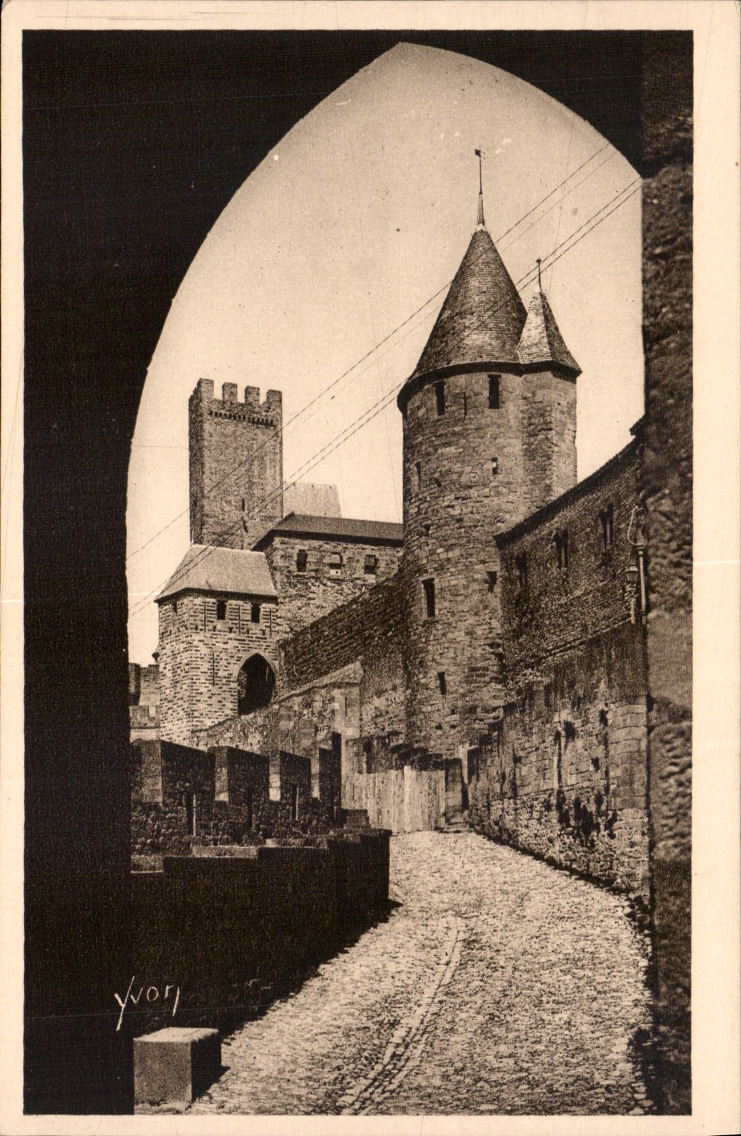 CPA La Douce France Carcassonne Aude la Cite l'Avant Porte et la Tour de la Justcie