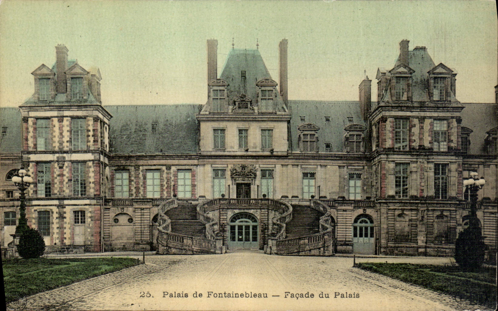 CPA Palais de Fontainebleau Facade du Palais (carte toilee)