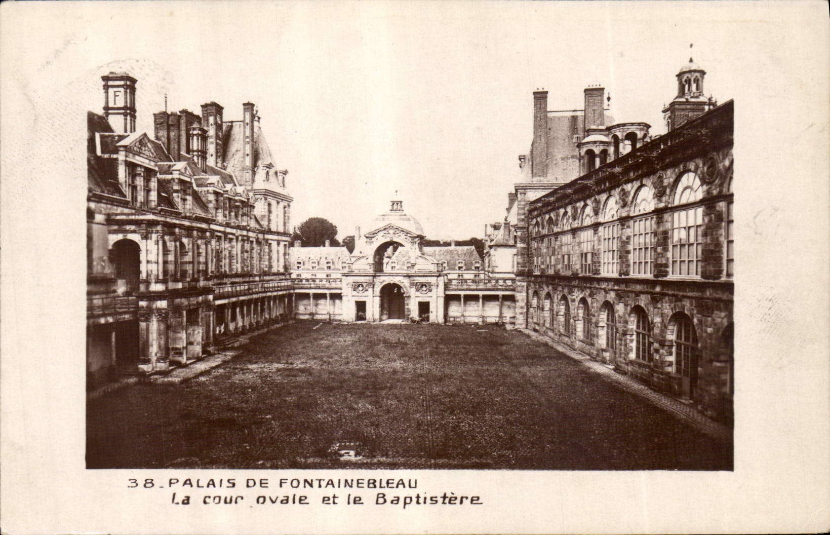 CPA Palais de Fontainebleau La Cour ovale et le Baptistere 