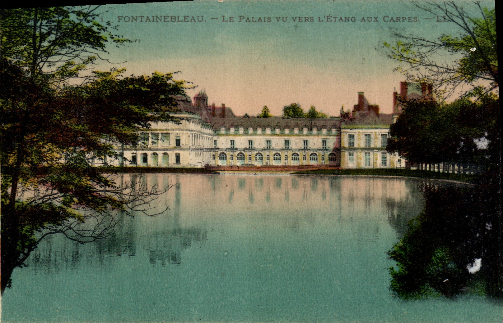 CPA Fontainebleau Le palais vu vers l'Etang aux Carpes 