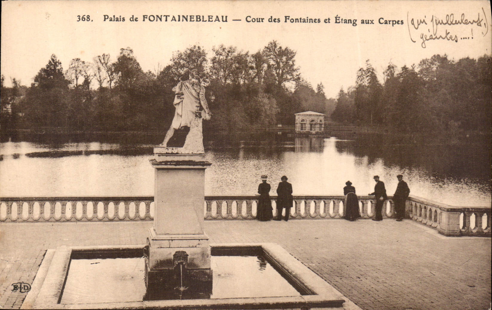 CPA Palais de Fontainebleau Cour des Fontaines et Etang aux Carpes 
