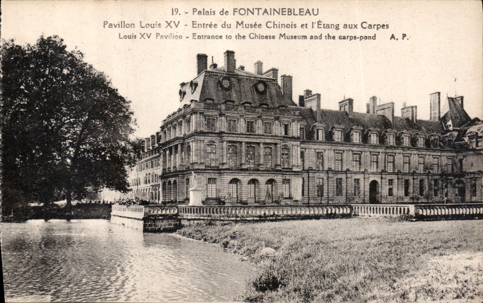 CPA Palais de Fontainebleau Pavillon Louis XV Entree du Musee Chinois et l'Etang aux Carpes