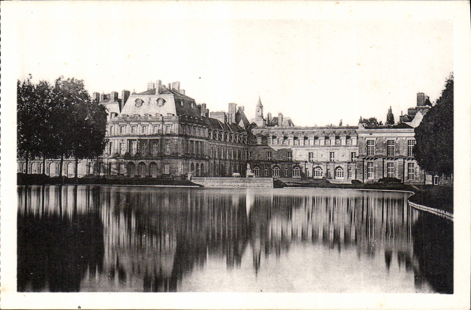 CPA Chateau de Fontainebleau ensemble sur la piece d'eau 