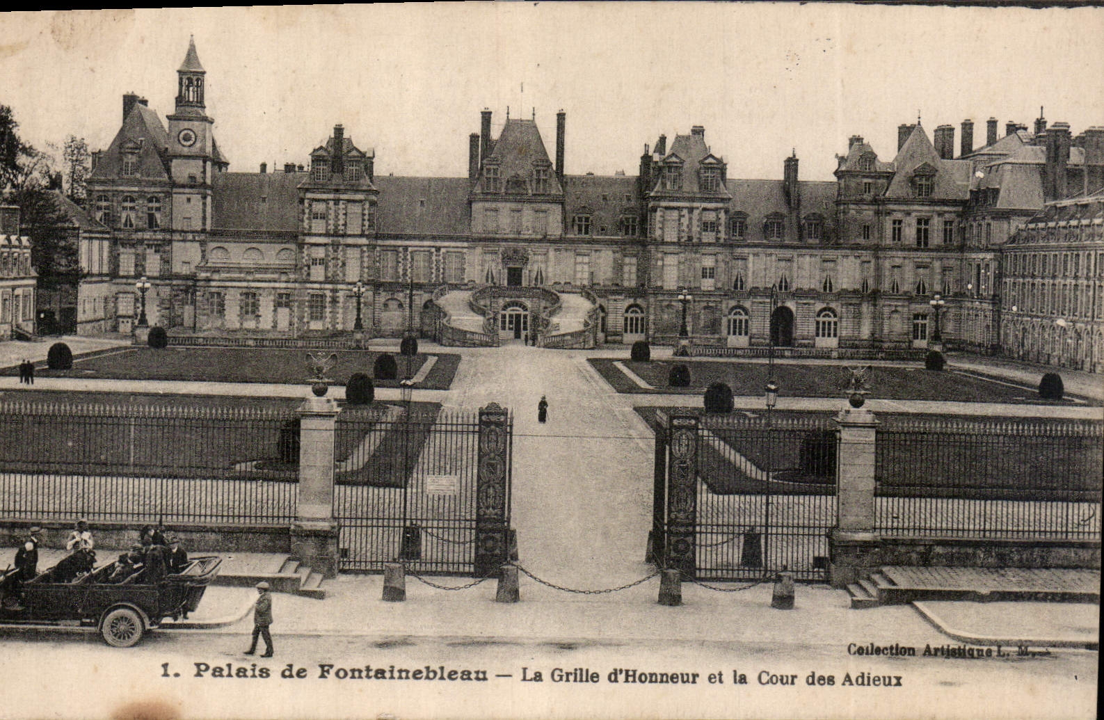CPA Palais de Fontainebleau la Grille d'Honneur et la Cour des Adieux 