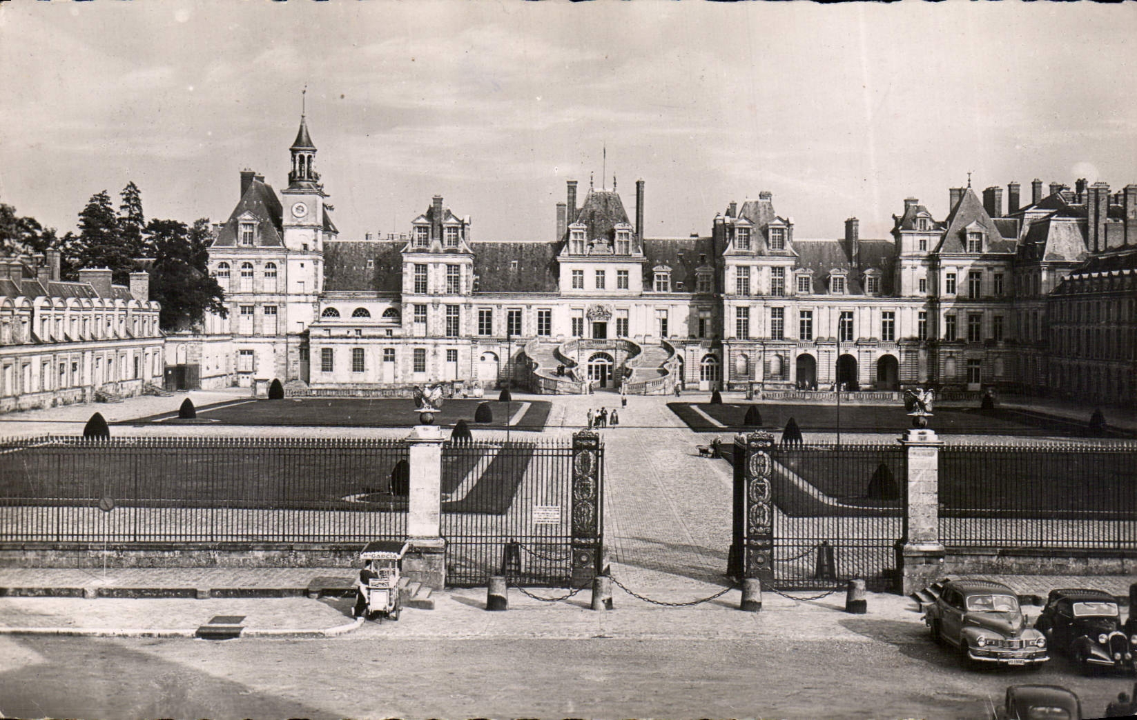 CPA Palais de Fontainebleau la Grille d'Honneur et la Cour des Adieux 