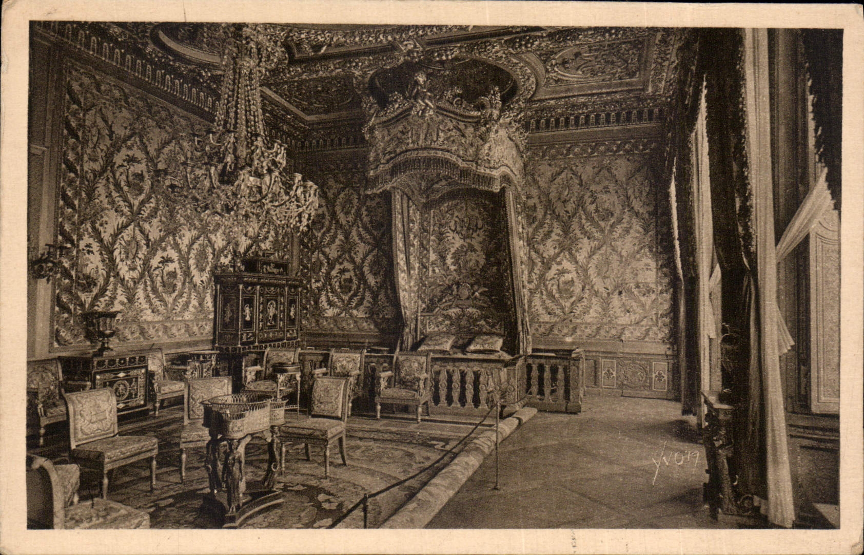 CPA La Douce France Palais de Fontainebleau Chambre des Reines et des Imperatrices 