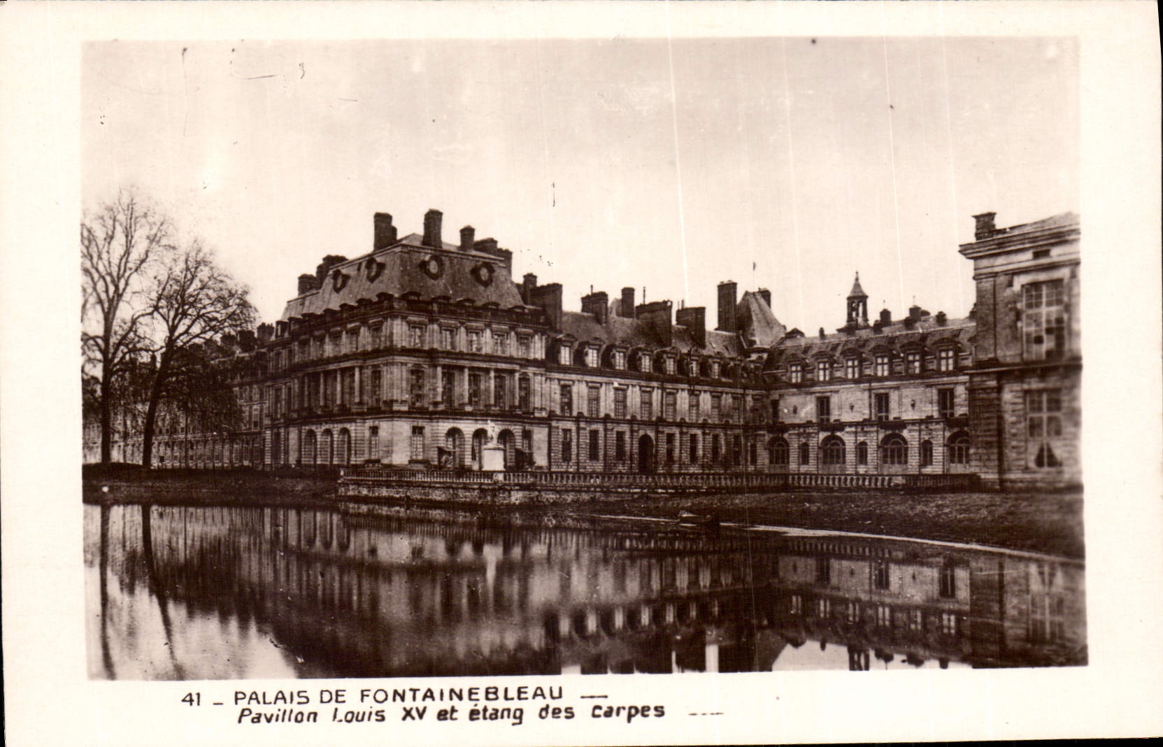 CPA Palais de Fontainebleau Pavillon Louis XV et etang des carpes 