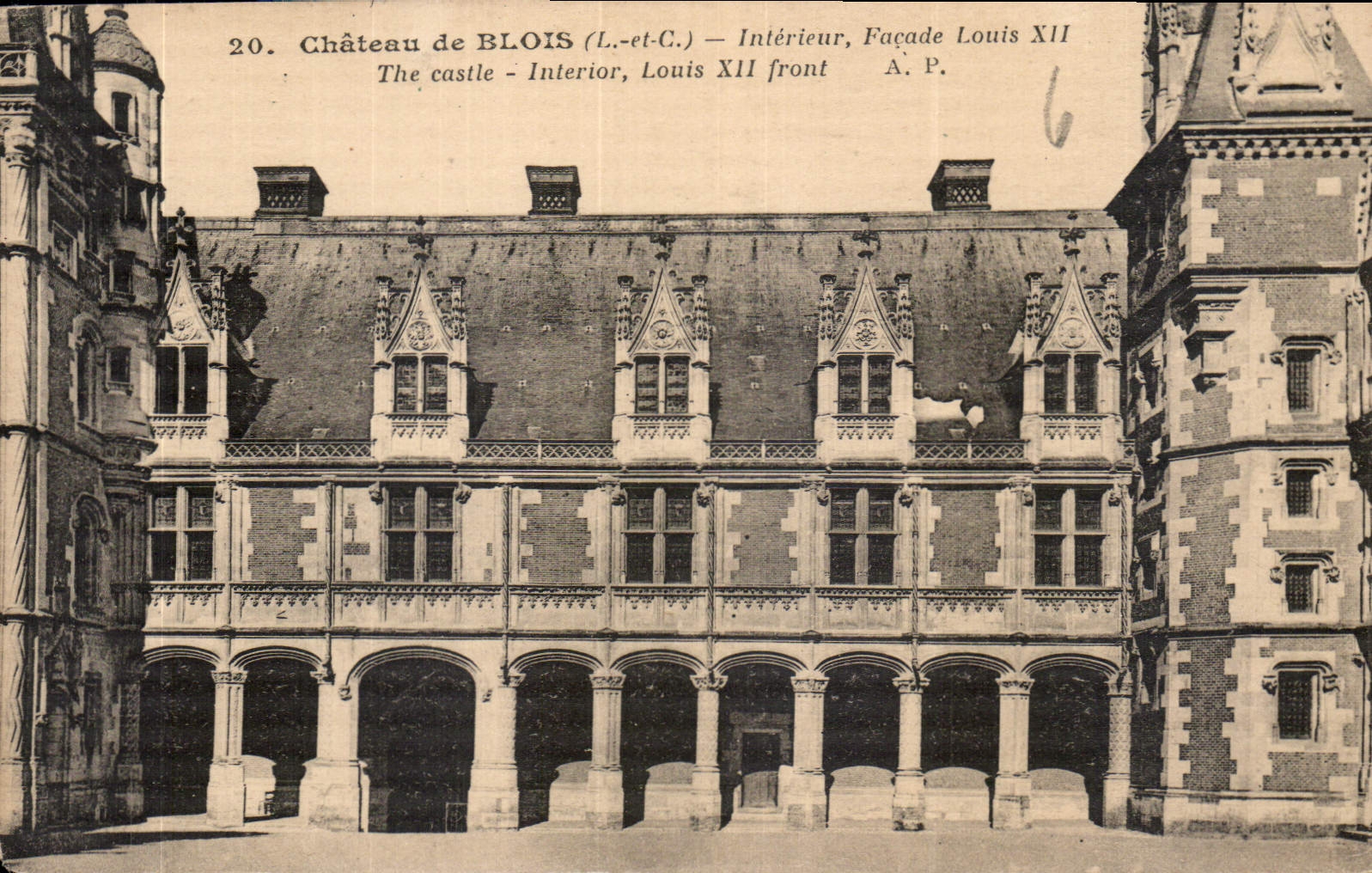 CPA Chateau de Blois I et C Interieur Facade Louis XII