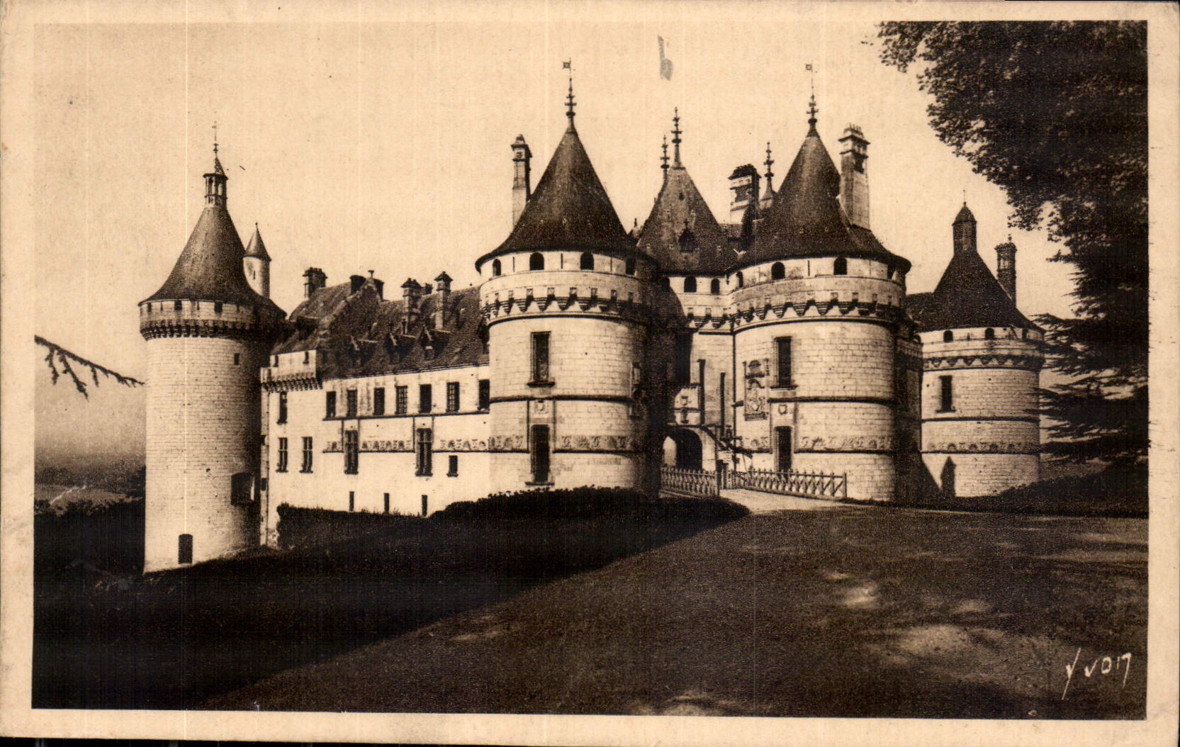 CPA Chaumont Loire et Cher Entree du Chateau