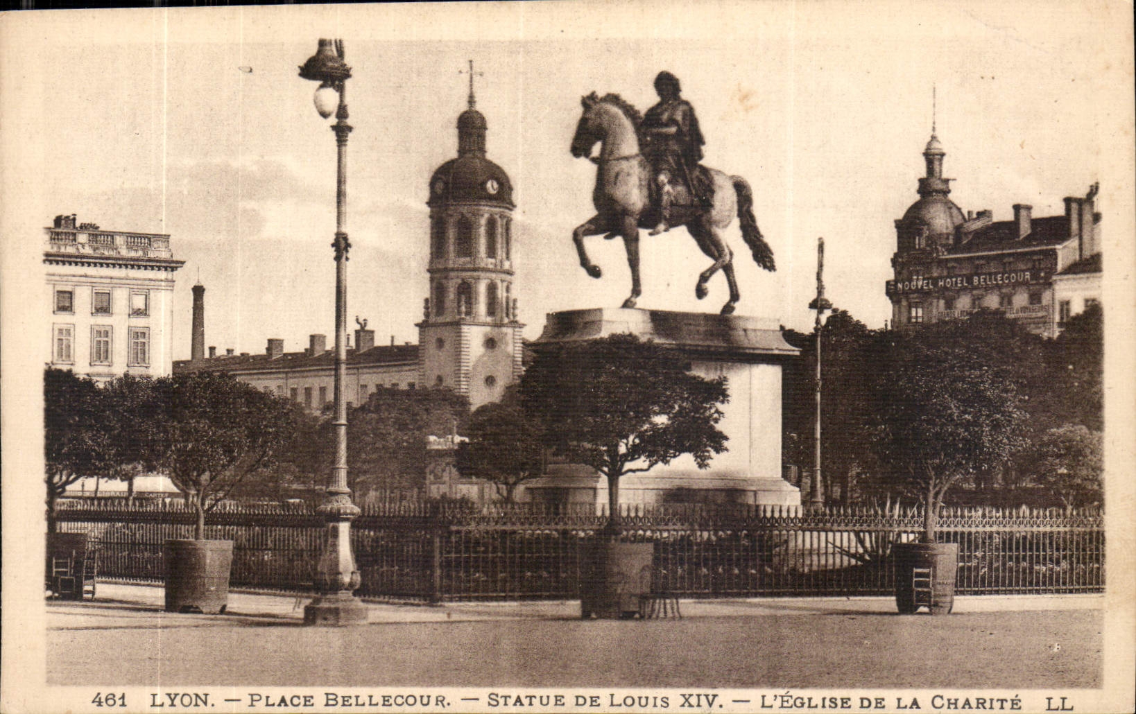 CPA Lyon Place Bellecour Statue de Louis XIV l'Eglise de la Charite 