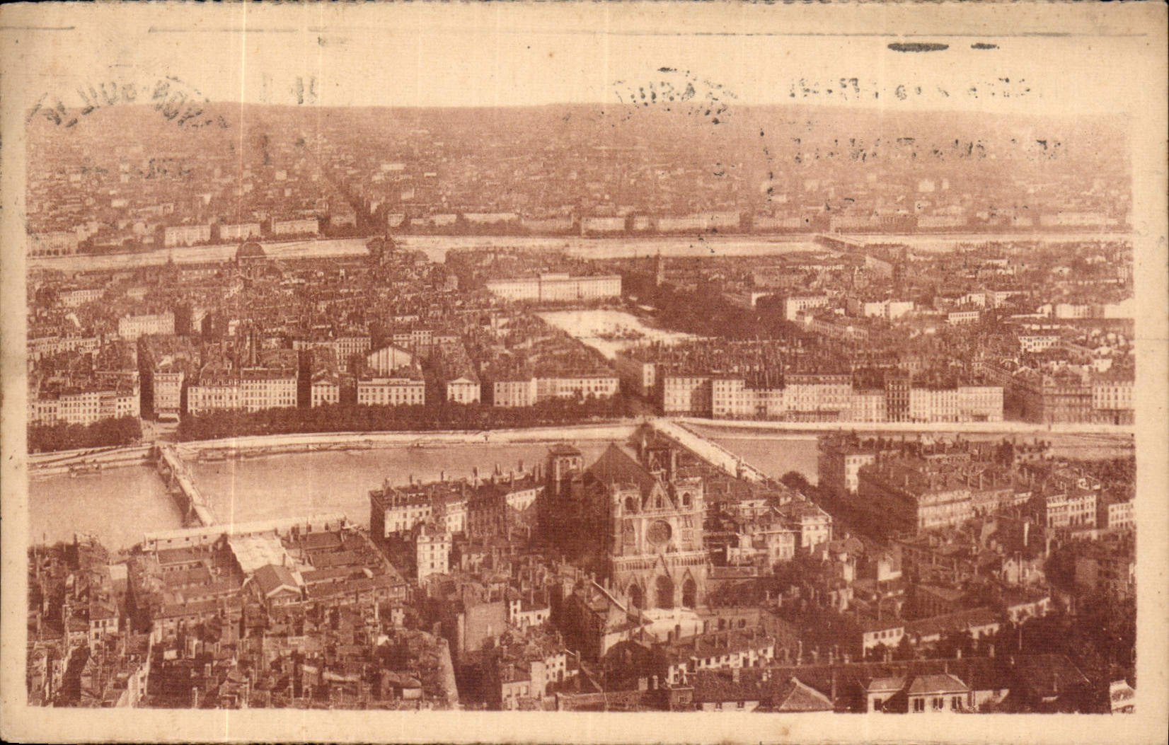 CPA Lyon vue generale des Quartiers Saint jean et Bellecour prise de l'Ascenseur de la Tour de Fourv