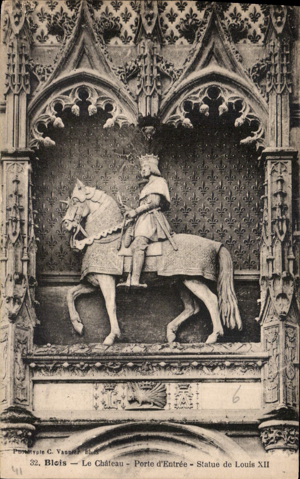CPA Blois le Chateau Porte d'Entree Statue de Louis XII 