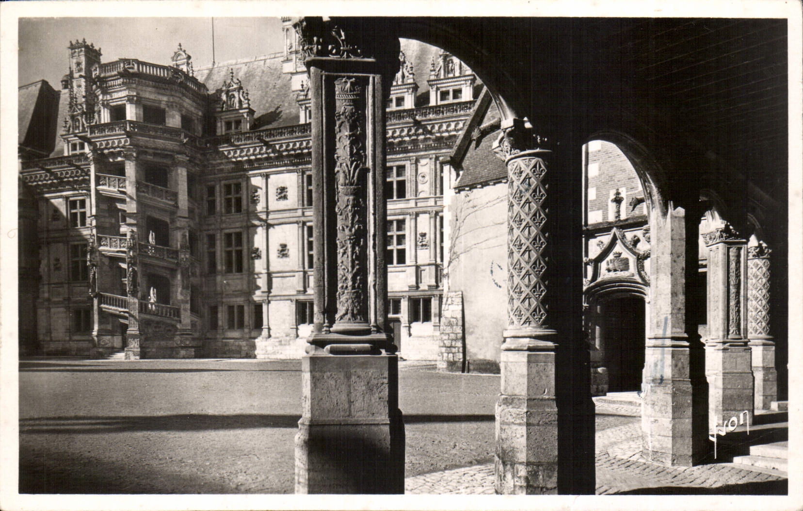 CPA Blois Loir et Cher le Chateau Aile Francois Ier vue de la Galerie de l'Aile Louis XII 