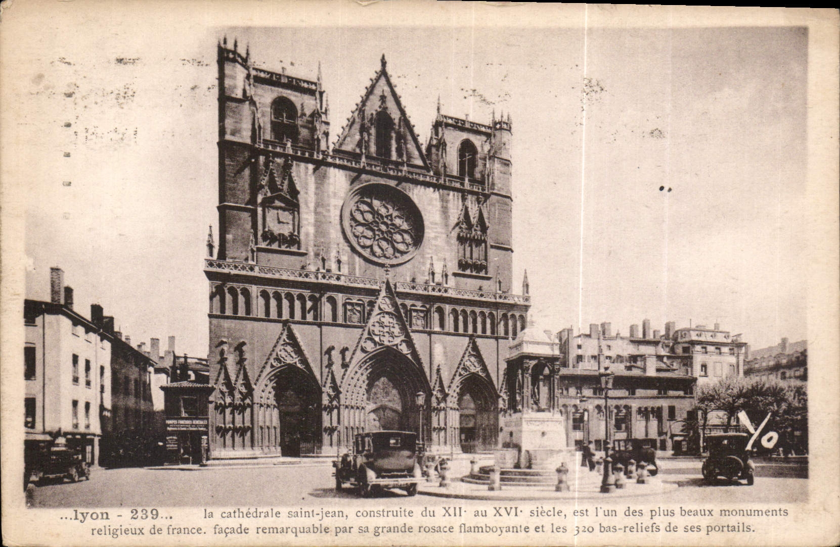 CPA Lyon la Cathedrale Saint jean Construite du XII au XVI siecle est l'un des plus beaux monuments 